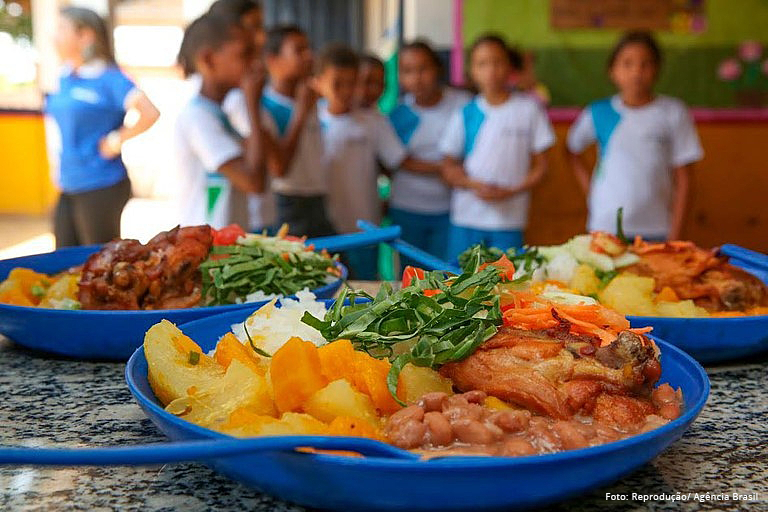 Alimentação escolar é a principal refeição para 56% dos estudantes do Grande Rio, revela pesquisa